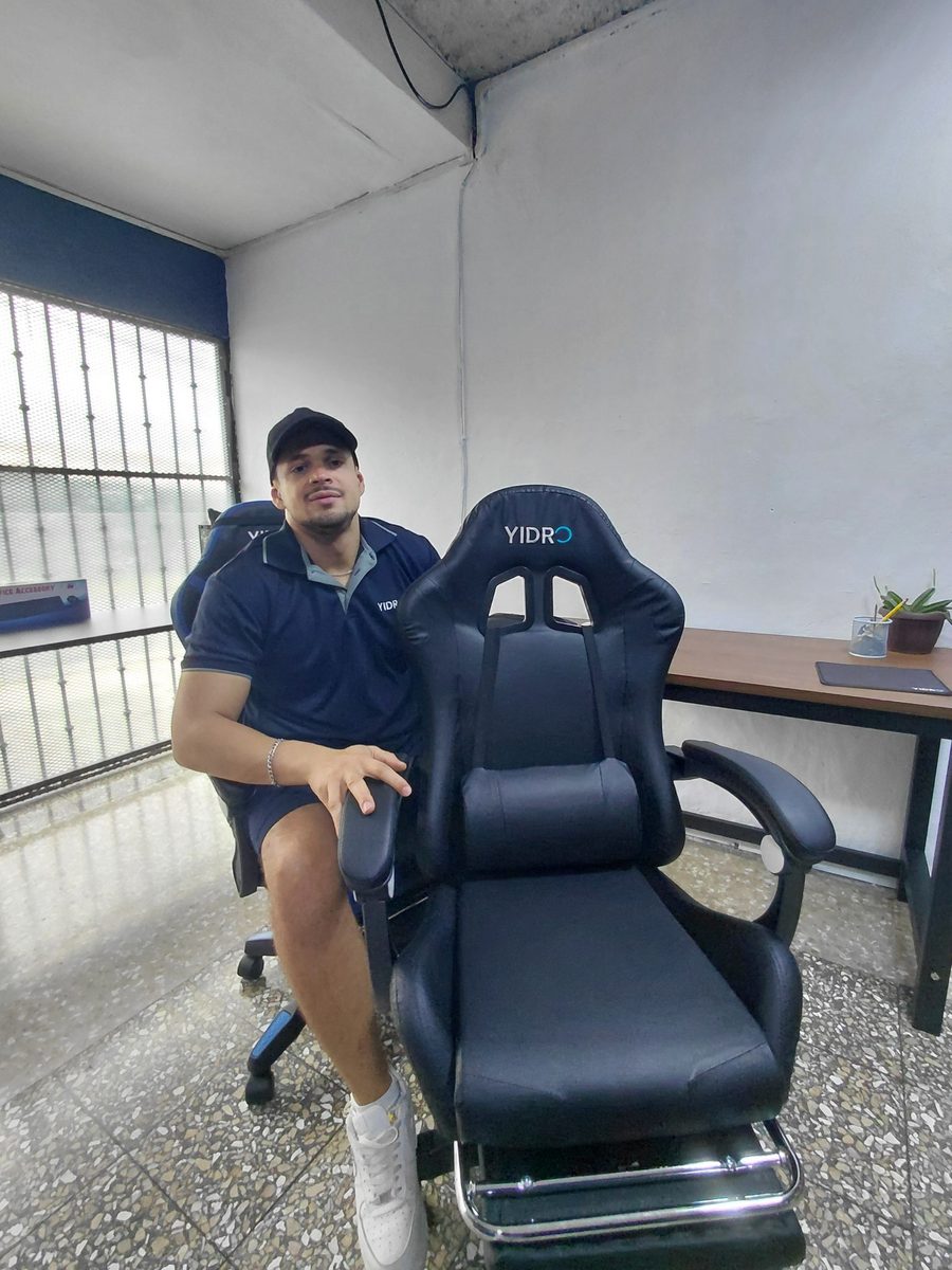 Leandro Gonzalez — Fundador de YIDRO, importadores directos de muebles gamer en Costa Rica