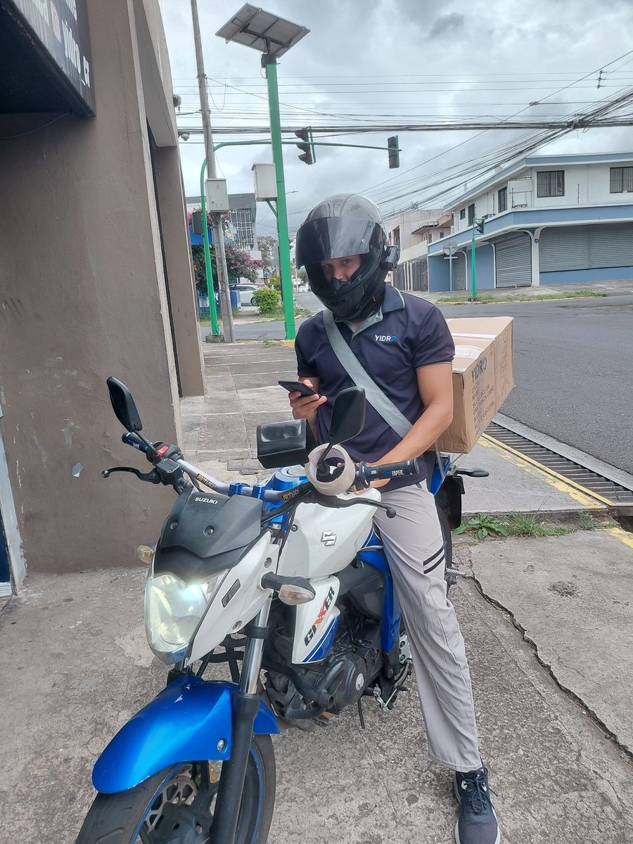 Lennin Gonzalez — mensajero YIDRO con uniforme y caja branded en el GAM